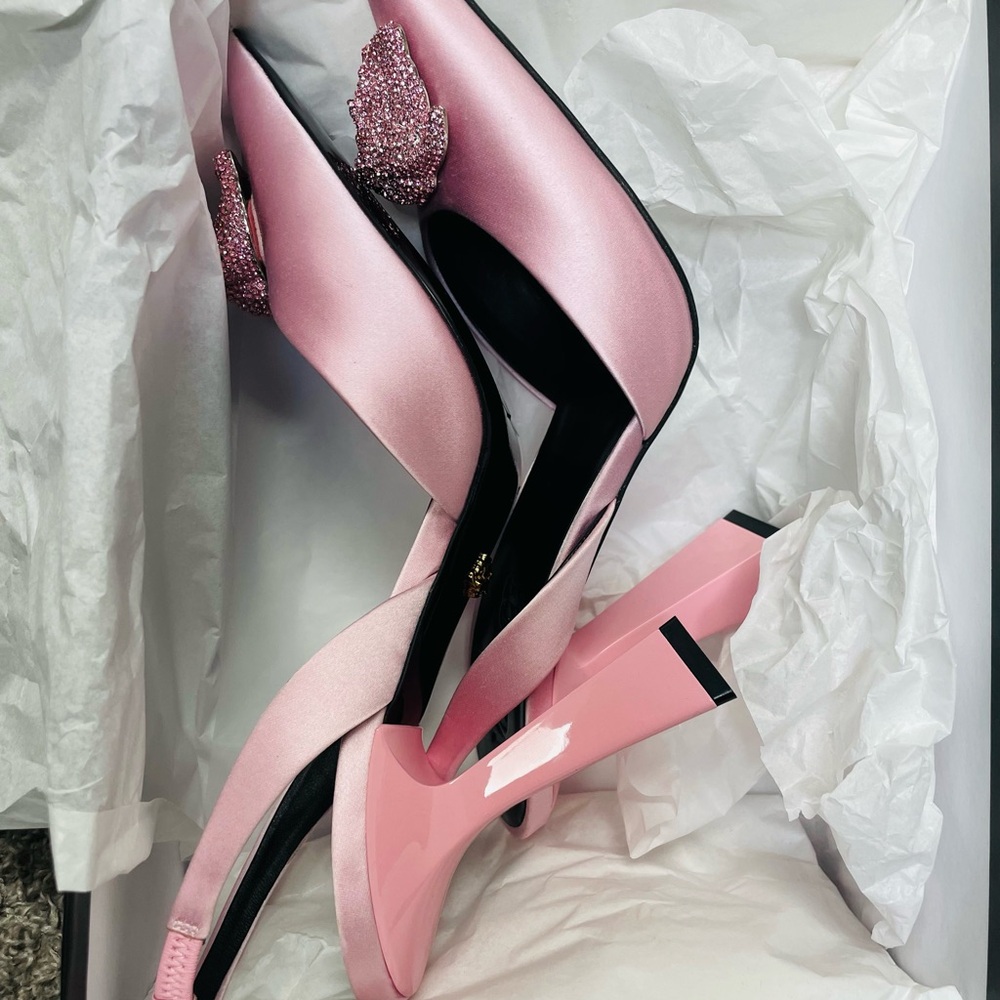 Versace

La Medusa leather slingback bump, size 7.5, brand new but not my size.